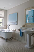Weiße freistehende Badewanne mit Sockelbecken in einem modernen Haus in Haywards Heath, West Sussex, England, UK