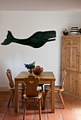 Holzstühle am Tisch mit ausgeschnittenem Wal in einem Haus in Ashford, Kent, England, UK