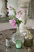 Schnittblumen und alte Vasen auf dem Beistelltisch im Haus in Kingston, East Sussex, England, UK