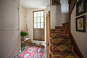Gemusterter Teppich auf der Treppe im Eingang eines Landhauses in der Dordogne Frankreich