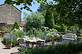 Schattiger Tisch und Stühle im Garten eines Bauernhauses in der Dordogne Perigueux Frankreich