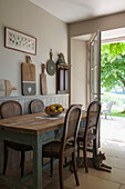 Korbstühle am Küchentisch mit offener Hintertür in der Dordogne Perigueux Frankreich