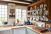 Geschirrkommode und Bleiglasfenster in der Küche von High Halden, Kent, England, Vereinigtes Königreich