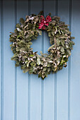 Weihnachtskranz an der hellblauen Tür eines denkmalgeschützten Landhauses (Grade II) in Kent
