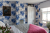 Blaue und weiße Blumentapete im Schlafzimmer eines Reihenhauses in Whitstable Kent England UK