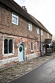 Backsteinfassade mit zwei Eingangstüren des unter Denkmalschutz stehenden Priorats Headcorn Kent UK