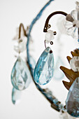 Kronleuchter aus geschliffenem Kristallglas in einem Haus in Amberley, West Sussex, England, Vereinigtes Königreich