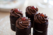 Vier vereiste Schokoladenkuchen in einem Haus in Brighton, East Sussex, England, UK
