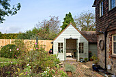 Gartenhaus im Garten eines Hauses in Amberley, West Sussex UK
