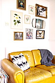 Gelbes Ledersofa im Retrostil in einem Haus in Birmingham, England UK