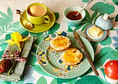 Heißes Kreuzbrötchen mit Marmelade und Tee zu Ostern in einem Haus in London England UK