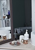 Seifenspender und Wattestäbchen mit Spiegel im Badezimmer eines modernen Hauses in London England UK