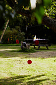 Rotes Scheibenmobil und Picknicktisch im Garten von Brabourne, Kent, UK