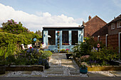 Blau gestrichenes Gartenhaus im Garten von Bolton, Greater Manchester, England, UK