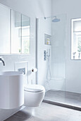 Weißes Bad mit Spiegelschrank in Londoner Stadthaus England UK