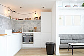 Offene Wohnküche mit Trennwand in einer Londoner Wohnung UK