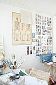 Stimmungswand und Pinsel im Atelier des Künstlers im Haus in Alloa, Schottland UK