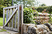 Offenes Tor im Garten des Hauses in Berwick Upon Tweed Northumberland UK