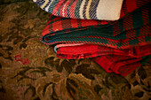 Gefaltete Tartan-Decken in einem Haus in Rochester Kent UK