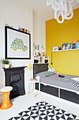 Graues, gelbes und weißes Jungenzimmer in einem modernisierten Haus in Preston, Lancashire, England UK