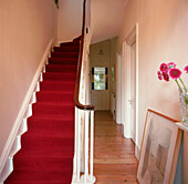 Flur mit leuchtend rotem Teppichläufer in einem viktorianischen Haus