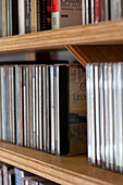 CD-Sammlung auf Regalen in der umgebauten Wassermühle