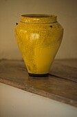 Nahaufnahme einer antiken gelben Vase