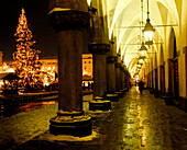 Beleuchteter Weihnachtsbaum auf dem Hauptplatz mit überdachtem Säulengang
