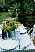 Gedeckter Tisch auf einer Terrasse im Garten