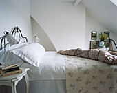 Rustikales Schlafzimmer mit Doppelbett