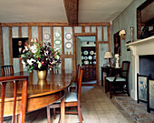 Esszimmer mit Tisch und Stuck, dekoriert mit einem Washed-Effekt an den Wänden, der wie alte Leimfarbe aussieht Blick in die Speisekammer des Butlers