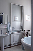 Großer Spiegel und Reflexion mit hellblauen Handtüchern in einem französischen Badezimmer