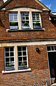 Gemauerte Fassade eines Hauses in Oxfordshire Fensterkästen an schmalen Schiebefenstern