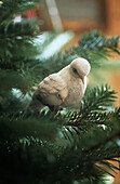 Dekorative Taube im Weihnachtsbaum sitzend
