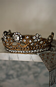 Diadem mit Zirkonen auf dem Regal