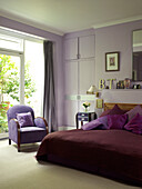 Schlafzimmer mit lila Dekor