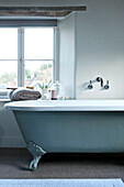 Freistehende Badewanne am Fenster in einem Haus in Wiltshire