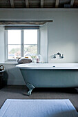 Freistehende Badewanne am Fenster in einem Haus in Wiltshire