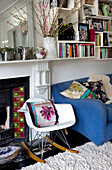 Farbenfrohes Wohnzimmer mit Vintage-Möbeln