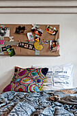Schlafzimmer mit Pinnwand im modernen Schlafzimmer in Odense Dänemark