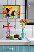 Farbenfrohes Detail im Badezimmer eines modernen Familienhauses in Odense, Dänemark