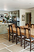 Esstisch und Stühle aus Holz in offener Küche in einem Haus in Canterbury, England, UK