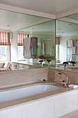 Verspiegeltes Badezimmer in einem modernen Stadthaus in West London, England, UK