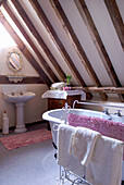 Freistehende Badewanne und Handtuchhalter im umgebauten Dachgeschoss eines Hauses in Suffolk, England UK