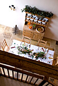 Küchenkommode und Esstisch vom Zwischengeschoss eines Hauses im ländlichen Suffolk, England, gesehen