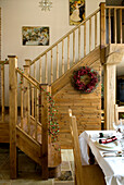 Holztreppe im offenen Esszimmer eines Hauses im ländlichen Suffolk, England