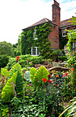 Garten eines Landhauses aus Backstein in Suffolk England UK