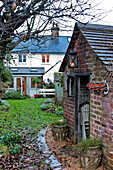 Laterne auf einem gemauerten Schuppen im Garten eines Hauses in Walberton, West Sussex, England, UK