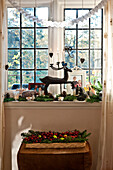 Weihnachtsdekoration im Fenster eines Hauses in Forest Row, Sussex, England, Vereinigtes Königreich