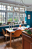 Küchentisch am Fenster ohne Vorhang in der Küche eines Hauses in Forest Row, Sussex, England, UK